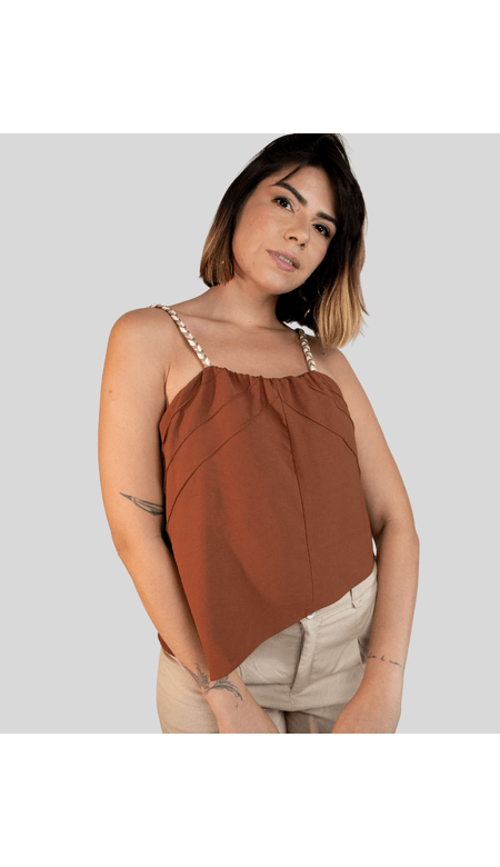 Cropped Atrevida Xis Com Modelagem Assimétrica e Alças Trançadas