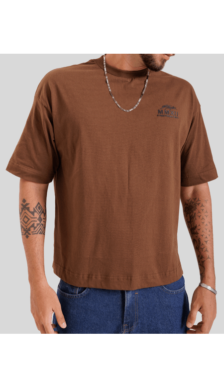 Camiseta Masculina Estampada com Design nas Costas e Detalhe no Peito